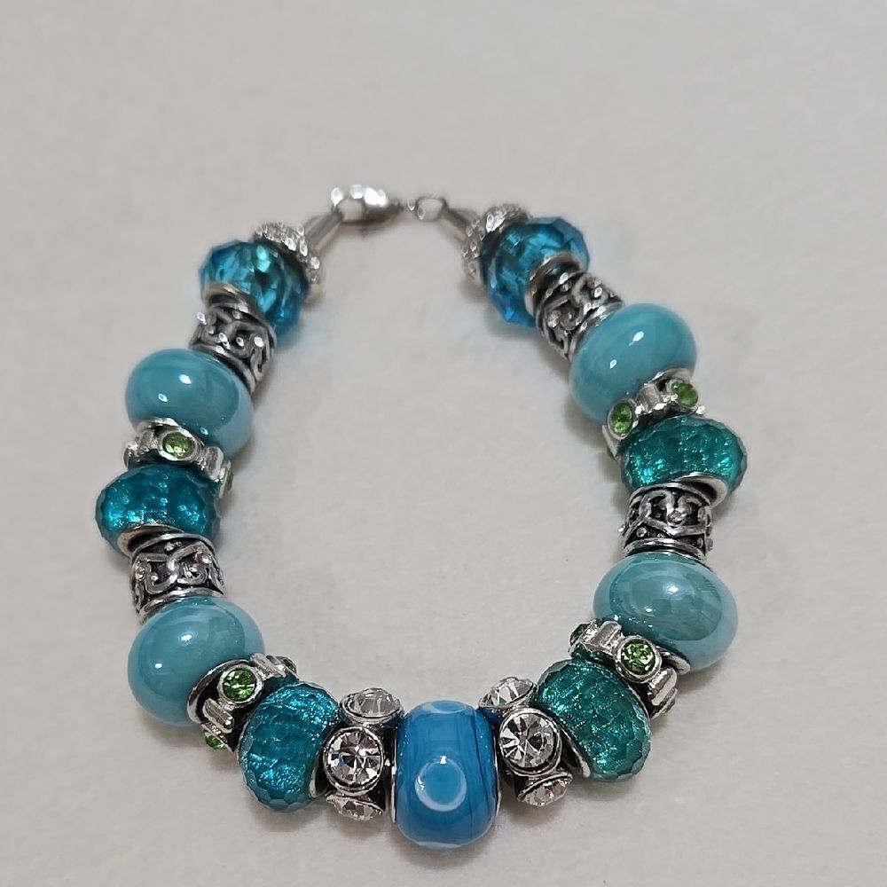 TealโandโSilverโBeadedโBracelet
